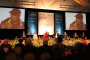 Далай-лама выступает на всемирном саммите лауреатов Нобелевской премии мира, Хиросима, 12 ноября 2010 г.
