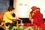 Далай-лама и иранская правозащитница, лауреат Нобелевской премии мира Ширин Эбади на всемирном саммите, Хиросима, 12 ноября 2010 г.