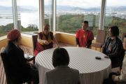 Его Святейшество Далай-лама встречается с японскими музыкантами. Хиросима, 15 ноября 2010 г.