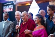 Далай-лама и другие лауреаты международной премии имени матери Терезы. Нью-Дели, Индия, 18 ноября 2010 г.