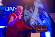 Далай-лама выступает на церемонии вручения международной премии имени матери Терезы. Нью-Дели, Индия, 18 ноября 2010 г.