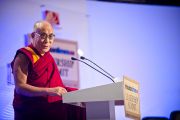 Далай-лама выступает на Саммите лидеров, организованном газетой «Хиндустан Таймс». Нью-Дели, 19 ноября 2010 г.