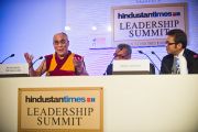 Далай-лама отвечает на вопросы участников Саммита лидеров, организованного газетой «Хиндустан Таймс». Нью-Дели, 19 ноября 2010 г.