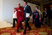 Далай-лама входит в зал перед началом утренней сессии Саммита лидеров, организованного газетой «Хиндустан Таймс». Нью-Дели, 19 ноября 2010 г.