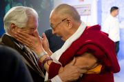 Далай-лама приветствует старого друга на Саммите лидеров, организованном газетой «Хиндустан Таймс». Нью-Дели, 19 ноября 2010 г.