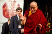 Далай-лама приветствует участников XXII конференции под эгидой института "Ум и жизнь". Нью-Дели, 21 ноября. Фото: Тензин Чойджор, ОЕСДЛ