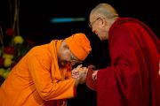 Далай-лама и Свами Атмаприя-ананда на XXII конференции под эгидой института "Ум и жизнь". Нью-Дели, 21 ноября. Фото: Тензин Чойджор, ОЕСДЛ