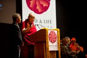 Далай-лама выступает на открытии XXII конференции под эгидой института "Ум и жизнь". Нью-Дели, 21 ноября. Фото: Тензин Чойджор, ОЕСДЛ