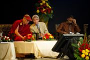 Далай-лама и Туптен Джинпа на XXII конференции под эгидой института "Ум и жизнь". Нью-Дели, 21 ноября. Фото: Тензин Чойджор, ОЕСДЛ