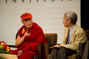 Далай-лама и Туптен Джинпа на XXII конференции под эгидой института "Ум и жизнь". Нью-Дели, 21 ноября. Фото: Тензин Чойджор, ОЕСДЛ