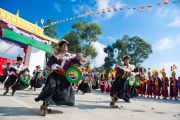 Тибетцы в традиционных костюмах танцем приветствуют Его Святейшество Далай-ламу по его прибытию в монастырь Тхарпа Чолинг в Калимпонге, Индия. 12 декабря 2010. Фото: Тензин Чойджор (Офис ЕСДЛ)
