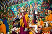 Его Святейшество Далай-лама приветствует собравшихся на церемонии освящения нового молитвенного зала монастыря Тхарпа Чолинг в Калимпонге, Индия. 12 декабря 2010. Фото: Тензин Чойджор (Офис ЕСДЛ)