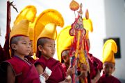 Маленькие монахи ждут прибытия Его Святейшества Далай-ламы в монастырь Тхарпа Чолинг в Калимпонге, Индия. 12 декабря 2010.Фото: Тензин Чойджор (Офис ЕСДЛ)