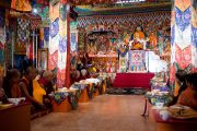 Его Святейшество Далай-лама на церемонии освящения нового молитвенного зала монастыря Тхарпа Чолинг в Калимпонге, Индия. 12 декабря 2010. Фото: Тензин Чойджор (Офис ЕСДЛ)