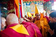 Его Святейшество Далай-лама входит в новый молитвенный зал монастыря Тхарпа Чолинг в Калимпонге, Индия. 12 декабря 2010.Фото: Тензин Чойджор (Офис ЕСДЛ)