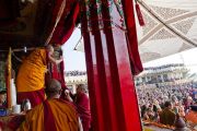 Его Святейшество Далай-лама благодарит присутствовавших по окончании учений в монастыре Тхарпа Чолинг в Калимпонге, Индия. 13 декабря 2010.Фото: Тензин Чойджор (Офис ЕСДЛ)