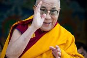 Его Святейшество Далай-лама приветствует собравшихся в монастыре Тхарпа Чолинг в Калимпонге, Индия. 13 декабря 2010.Фото: Тензин Чойджор (Офис ЕСДЛ)