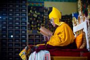 Его Святейшество Далай-лама во время молебна о долголетии в монастыре Тхарпа Чолинг в Калимпонге, Индия. 13 декабря 2010.Фото: Тензин Чойджор (Офис ЕСДЛ)