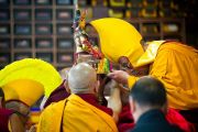 Традиционные подношения во время молебна о долголетии Его Святейшества Далай-ламы в монастыре Тхарпа Чолинг в Калимпонге, Индия. 13 декабря 2010.Фото: Тензин Чойджор (Офис ЕСДЛ)