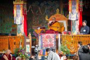 Его Святейшество Далай-лама во время учений в монастыре Тхарпа Чолинг в Калимпонге, Индия. 13 декабря 2010.Фото: Тензин Чойджор (Офис ЕСДЛ)