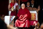 Его Святейшество Далай-лама смотрит представление в Равангле, Сикким, Индия, 18 декабря 2010. Фото Тензин Чойджор (Офис ЕСДЛ)