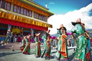Жители тибетского поселения в Равангле исполнили традиционные народные танцы для Его Святейшества Далай-ламы, Сикким, Индия, 18 декабря 2010. Фото Тензин Чойджор (Офис ЕСДЛ)