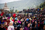 Толпы людей собрались в "Будда парке" в Равангле, чтобы послушать Его Святейшество Далай-ламу, Сикким, Индия, 19 декабря 2010. Фото Тензин Чойджор (Офис ЕСДЛ)