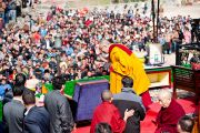 По завершении своей речи Его Святейшество Далай-лама благодарит людей, собравшихся в "Будда парке" в Равангле, Сикким, Индия, 19 декабря 2010. Фото Тензин Чойджор (Офис ЕСДЛ)
