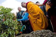Его Святейшество Далай-лама поливает посаженное им деревце в "Будда парке" в Равангле, Сикким, Индия, 19 декабря 2010. Фото Тензин Чойджор (Офис ЕСДЛ)