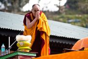 Его Святейшество Далай-лама приветствует людей, собравшихся в "Будда парке" в Равангле, Сикким, Индия, 19 декабря 2010. Фото Тензин Чойджор (Офис ЕСДЛ)