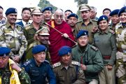 Перед отъездом в Гангток Его Святейшество Далай-лама сфотографировался с индийскими военнослужащими, Сикким, Индия, 19 декабря 2010. Фото Тензин Чойджор (Офис ЕСДЛ)
