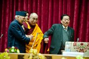 Главный министр и губернатор сопровождают Его Святейшество Далай-ламу на церемонию открытия конференции "Наука и духовность" в Институте тибетологии "Намгьял" в Гангтоке, Сикким. 20 декабря 2010. Фото: Тензин Чойджор (Офис ЕСДЛ)