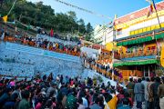 Его Святейшество Далай-лама выступает перед собравшимися в  монастыре Дропен Линг в Гангтоке, Сикким. 20 декабря 2010. Фото: Тензин Чойджор (Офис ЕСДЛ)