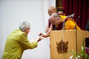 Его Святейшество Далай-лама приветствует Алана Уоллеса, участника конференции "Наука и духовность" в Институте тибетологии "Намгьял" в Гангтоке, Сикким. 20 декабря 2010. Фото: Тензин Чойджор (Офис ЕСДЛ)