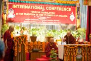 Его Святейшество Далай-лама выступает на зключительном заседании конференции «Перевод Тенгьюра: следуя традициям 17 пандитов Наланды» в Сарнатхе, Индия. 11 января 2011. Фото: Тензин Чойджор (Офис ЕСДЛ)
