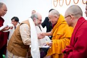 Его Святейшество Далай-лама приветствует участников конференции «Перевод Тенгьюра: следуя традициям 17 пандитов Наланды» в Сарнатхе, Индия. 11 января 2011. Фото: Тензин Чойджор (Офис ЕСДЛ)