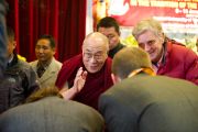 Его Святейшество Далай-лама прибыл на конференцию «Перевод Тенгьюра: следуя традициям 17 пандитов Наланды» в Сарнатхе, Индия. 11 января 2011. Фото: Тензин Чойджор (Офис ЕСДЛ)