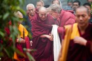 Его Святейшество Далай-лама прибыл на конференцию «Перевод Тенгьюра: следуя традициям 17 пандитов Наланды» в Сарнатхе, Индия. 11 января 2011. Фото: Тензин Чойджор (Офис ЕСДЛ)