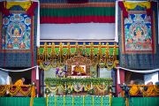Его Святейшество Далай-лама дает учения по текстам Шантидевы в Сарнатхе, Индия, 13 января 2011. Фото: Тензин Чойджор (Офис ЕСДЛ)
