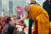 Его Святейшество Далай-лама приветствует паломников, прибывших на учения в Сарнатх, Индия, 13 января 2011. Фото: Тензин Чойджор (Офис ЕСДЛ)