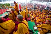Его Святейшество Далай-лама во время учений в Сарнатхе, Индия, 15 января 2011. Фото: Тензин Чойджор (Офис ЕСДЛ)