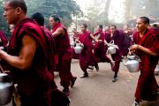 Молодые монахи спешат разнести чай во время учений Его Святейшества Далай-ламы в Сарнатхе, Индия, 15 января 2011. Фото: Тензин Чойджор (Офис ЕСДЛ)