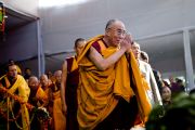 Его Святейшество Далай-лама благодарит собравшихся на учения в Сарнатхе, Индия, 15 января 2011. Фото: Тензин Чойджор (Офис ЕСДЛ)