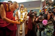 Его Святейшество Далай-лама  зажигает светильник перед началом празднования 220-летия со дня основания Санскритского университета Сампурананд, Варанаси, Индия. 17 января 2011. Фото: Тензин Чойджор (Офис ЕСДЛ)