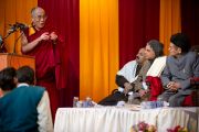 Его Святейшество Далай-лама выступает с речью в Санскритском университете Сампурананд, Варанаси, Индия. 17 января 2011. Фото: Тензин Чойджор (Офис ЕСДЛ)