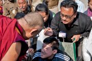 Его Святейшество Далай-лама приветствует молодого человека по прибытии в Санскритский университет Сампурнананд 17 января 2011. Фото: Тензин Чойджор (Офис ЕСДЛ)