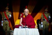 Его Святейшество Далай-лама улыбается присутствующим на церемонии празднования 220-летия со дня основания Санскритского университета Сампурананд, Варанаси, Индия. 17 января 2011. Фото: Тензин Чойджор (Офис ЕСДЛ)