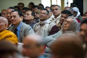 Гости и преподаватели Санскритского университета Сампурананд слушают выступление Его Святейшества Далай-ламы. Варанаси, Индия. 17 января 2011. Фото: Тензин Чойджор (Офис ЕСДЛ)