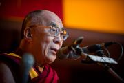 Его Святейшество Далай-лама выступает с речью в Санскритском университете Сампурананд, Варанаси, Индия. 17 января 2011. Фото: Тензин Чойджор (Офис ЕСДЛ)