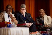 Преподаватели Санскритского университета Сампурананд слушают выступление Его Святейшества Далай-ламы. Варанаси, Индия. 17 января 2011. Фото: Тензин Чойджор (Офис ЕСДЛ)